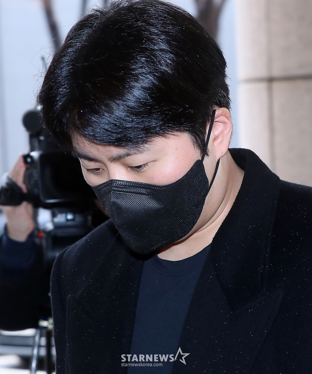 범인도피 방조, 도로교통법위반(음주운전 방조 및 음주운전 등) 혐의를 받고 있는 가수 겸 배우 이루(본명 조성현)이 26일 오전 서울 마포구 서부지방법원에서 진행된 항소심 선고 공판에 출석하고 있다. 2024.03.26 /사진=김창현