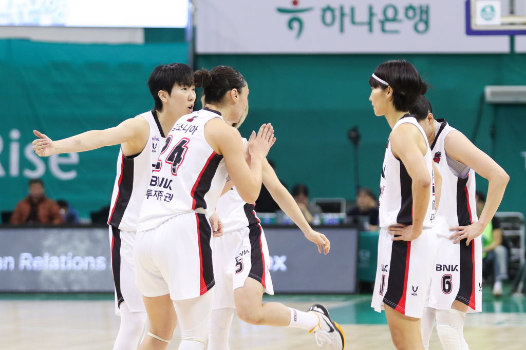 부산 BNK 선수들의 모습. /사진=WKBL 제공
