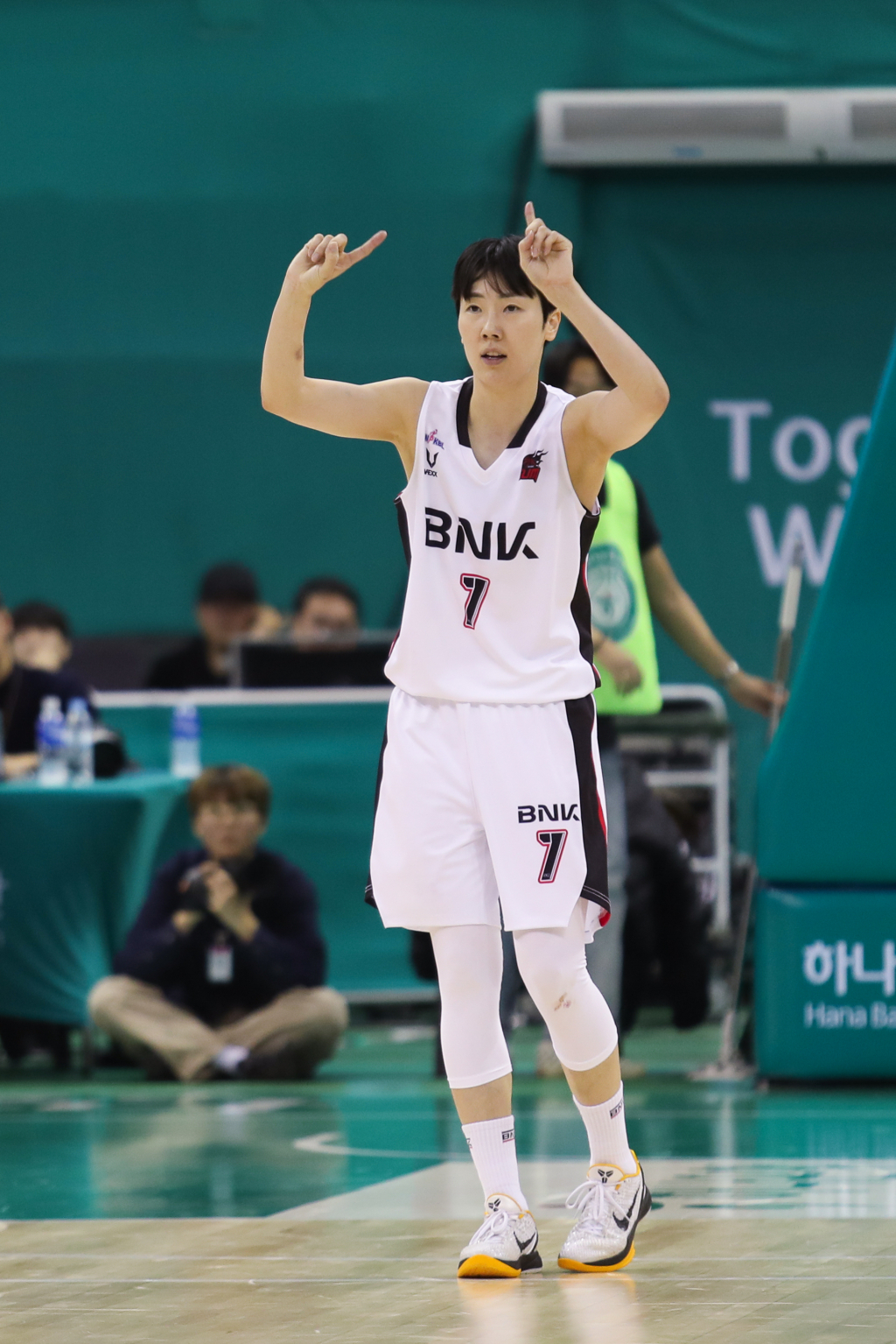 박혜진이 지난 27일 부천실내체육관에서 열린 부산 BNK 대 부천 하나은행의 '하나은행 2024~2025 여자 프로농구 정규리그' 2라운드에서 골 세리머니를 하고 있다. /사진=WKBL 제공
