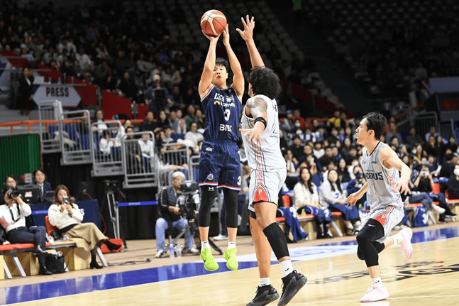 KCC 허웅(왼쪽)이 27일 현대모비스와 경기에서 슛을 하고 있다. /사진=KBL
