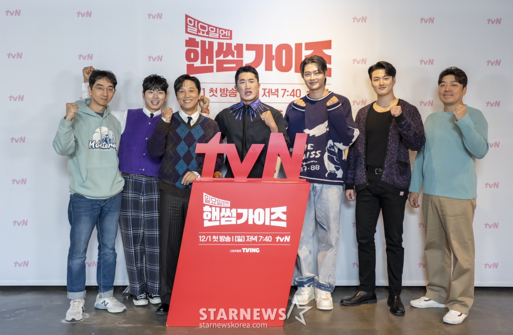 류호진 PD, 방송인 김동현, 배우 이이경, 차태현, 신승호, 펜싱 오상욱, 윤인회 PD가 28일 오전 온라인으로 진행된 tvN 예능 '일요일엔 핸썸가이즈' 제작발표회에 참석해 포즈를 취하고 있다. '일요일엔 핸썸가이즈'는 대한민국 사람이라면 꼭 알아야 할 문화, 자연, 장소, 매력적인 인물들을 직접 찾아 나서는 일요 버라이어티 예능. 12월 1일 첫 방송. / 사진제공=CJ ENM /사진=김창현 chmt@