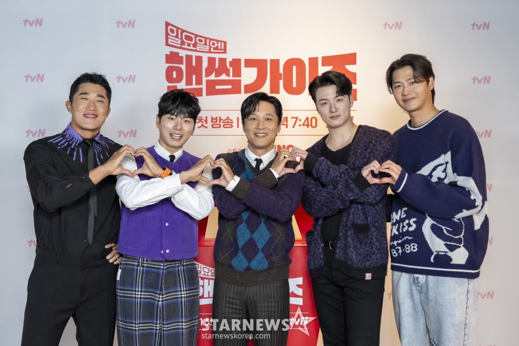 방송인 김동현, 배우 이이경, 차태현, 신승호, 펜싱 오상욱이 28일 오전 온라인으로 진행된 tvN 예능 '일요일엔 핸썸가이즈' 제작발표회에 참석해 포즈를 취하고 있다. '일요일엔 핸썸가이즈'는 대한민국 사람이라면 꼭 알아야 할 문화, 자연, 장소, 매력적인 인물들을 직접 찾아 나서는 일요 버라이어티 예능. 12월 1일 첫 방송. / 사진제공=CJ ENM /사진=김창현 chmt@