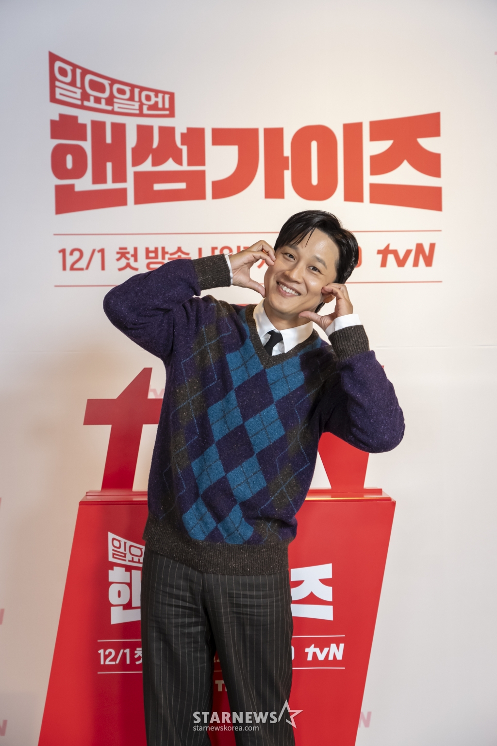 배우 차태현이 28일 오전 온라인으로 진행된 tvN 예능 '일요일엔 핸썸가이즈' 제작발표회에 참석해 포즈를 취하고 있다. '일요일엔 핸썸가이즈'는 대한민국 사람이라면 꼭 알아야 할 문화, 자연, 장소, 매력적인 인물들을 직접 찾아 나서는 일요 버라이어티 예능. 12월 1일 첫 방송. / 사진제공=CJ ENM /사진=김창현 chmt@