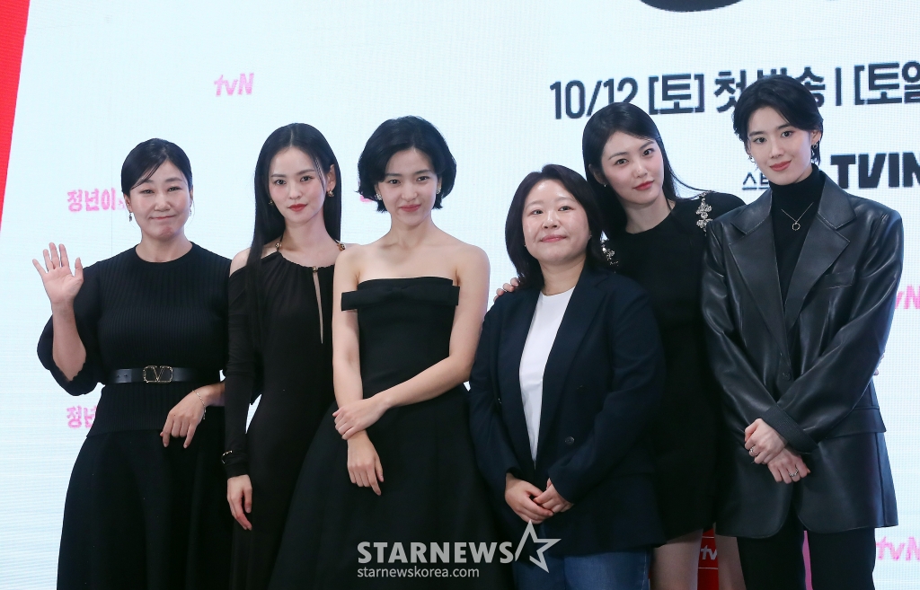 정지인 PD(왼쪽 네번재), 배우 라미란, 김윤혜, 김태리, 신예은, 정은채가 10일 오후 서울 영등포구 콘래드 서울에서 진행된 tvN 토일드라마 '정년이' 제작발표회에 참석해 포즈를 취하고 있다. '정년이'는 1950년대 한국전쟁 후를 배경으로 최고의 국극 배우에 도전하는 타고난 소리 천재 정년이를 둘러싼 경쟁과 연대, 그리고 찬란한 성장기를 그린 작품이다. 오는 12일 첫 방송. 2024.10.10 /사진=김창현