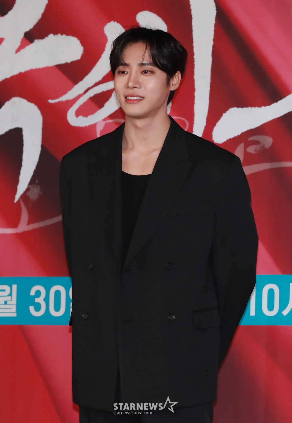 배우 추영우가 28일 오후 서울 신도림 라마다 호텔에서 진행된 JTBC 토일드라마 '옥씨부인전' 제작발표회에 참석해 포즈를 취하고 있다.   이름도, 신분도, 남편도 모든 것이 가짜였던 외지부 옥태영과 그녀를 지키기 위해 목숨까지 걸었던 예인 천승휘의 치열한 생존 사기극을 담은 드라마 '옥씨부인전'은 오는 30일 첫 방송된다. /2024.11.28 /사진=이동훈 photoguy@