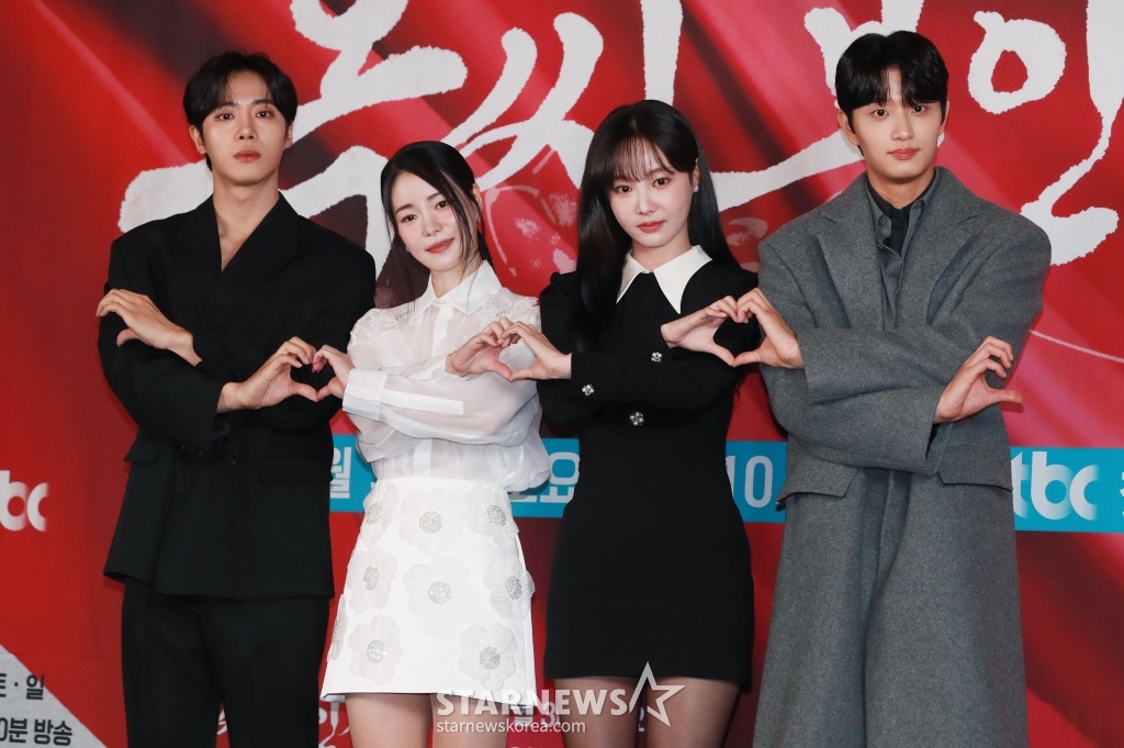 배우 추영우, 임지연, 연우, 김재원이 28일 오후 서울 신도림 라마다 호텔에서 진행된 JTBC 토일드라마 '옥씨부인전' 제작발표회에 참석해 포즈를 취하고 있다.   이름도, 신분도, 남편도 모든 것이 가짜였던 외지부 옥태영과 그녀를 지키기 위해 목숨까지 걸었던 예인 천승휘의 치열한 생존 사기극을 담은 드라마 '옥씨부인전'은 오는 30일 첫 방송된다. /2024.11.28 /사진=이동훈 photoguy@