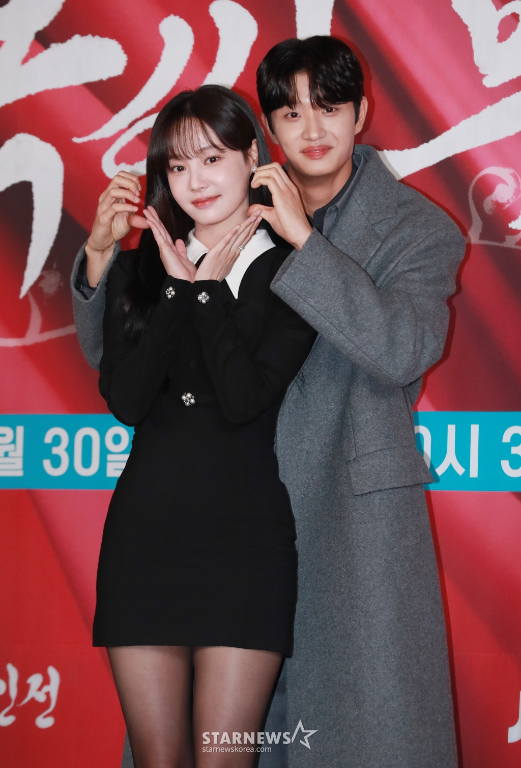 배우 김재원, 연우가 28일 오후 서울 신도림 라마다 호텔에서 진행된 JTBC 토일드라마 '옥씨부인전' 제작발표회에 참석해 포즈를 취하고 있다.   이름도, 신분도, 남편도 모든 것이 가짜였던 외지부 옥태영과 그녀를 지키기 위해 목숨까지 걸었던 예인 천승휘의 치열한 생존 사기극을 담은 드라마 '옥씨부인전'은 오는 30일 첫 방송된다. /2024.11.28 /사진=이동훈 photoguy@