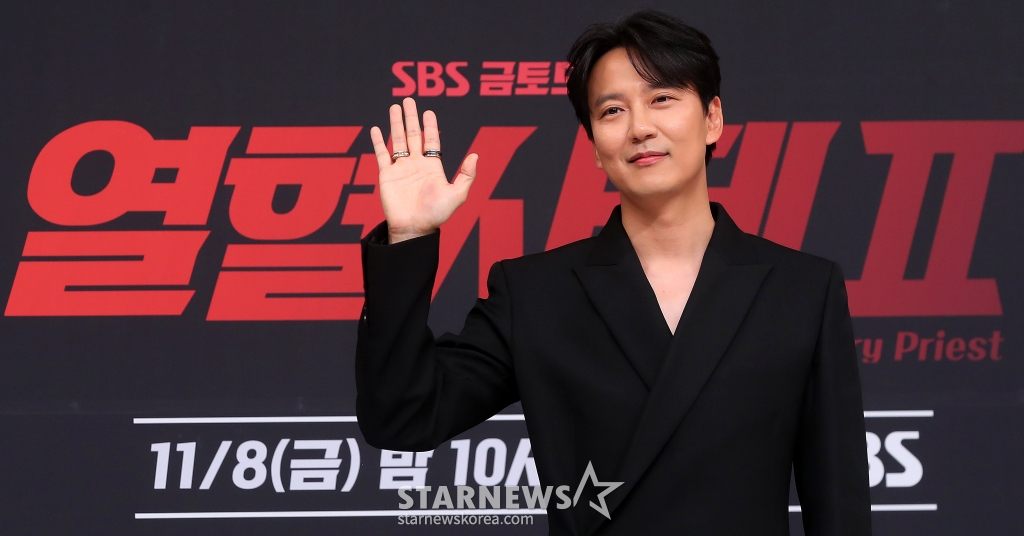배우 김남길이 8일 오후 서울 양천구 목동 SBS 사옥에서 진행된 금토드라마 '열혈사제2' 제작발표회에 참석해 포즈를 취하고 있다. '열혈사제2' 낮에는 사제, 밤에는 벨라또의 역할을 위해 천사파 보스로 활약하는 분노 조절 장애 열혈 신부 김해일(김남길 분)이 부산으로 떠 국내 최고 마약 카르텔과 한판 뜨는 노빠꾸 공조 수사극이다. 2024.11.08 /사진=김창현 chmt@