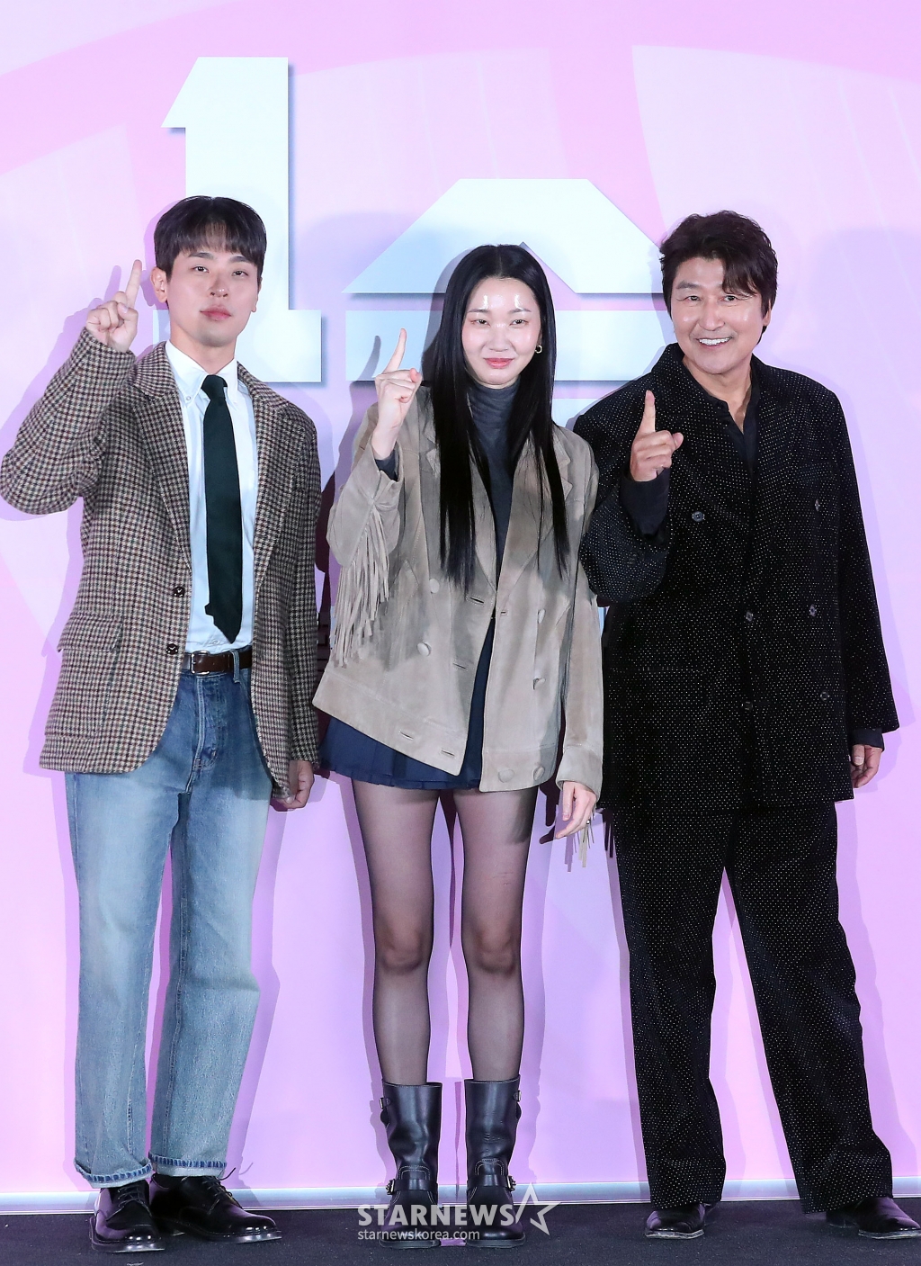 배우 박정민, 장윤주, 송강호가 28일 오후 서울 용산구 아이파크몰 CGV에서 진행된 영화 '1승' 언론시사회 및 기자간담회에 참석해 포즈를 취하고 있다. '1승'은 이겨본 적 없는 감독과 이길 생각 없는 구단주, 이기는 법 모르는 선수들까지 승리의 가능성이 1도 없는 프로 여자배구단이 1승을 위해 도전에 나서는 이야기. 12월 4일 개봉. 2024.11.28 /사진=김창현 chmt@