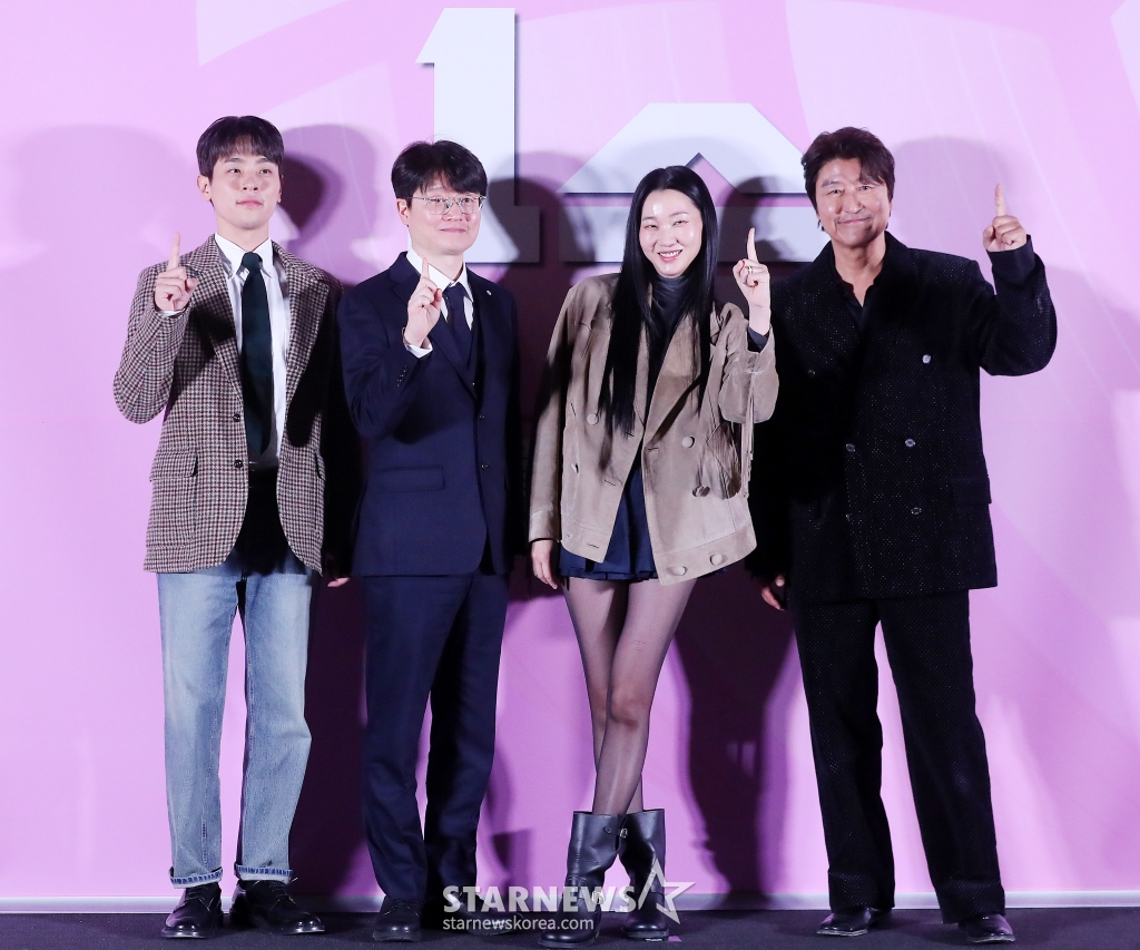 신연식 감독(왼쪽 두번째), 배우 박정민, 장윤주, 송강호가 28일 오후 서울 용산구 아이파크몰 CGV에서 진행된 영화 '1승' 언론시사회 및 기자간담회에 참석해 포즈를 취하고 있다. '1승'은 이겨본 적 없는 감독과 이길 생각 없는 구단주, 이기는 법 모르는 선수들까지 승리의 가능성이 1도 없는 프로 여자배구단이 1승을 위해 도전에 나서는 이야기. 12월 4일 개봉. 2024.11.28 /사진=김창현 chmt@