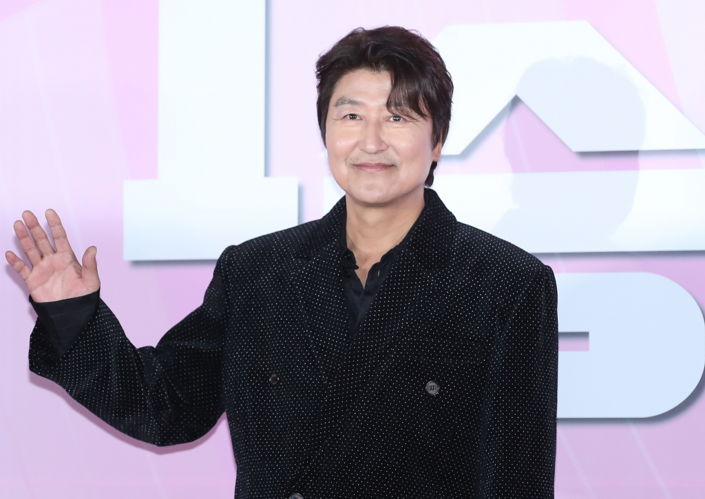 (서울=뉴스1) 권현진 기자 = 배우 송강호가 28일 서울 용산구 CGV용산아이파크몰에서 열린 영화 '1승'(감독 신연식) 제작보고회에서 포즈를 취하고 있다. '1승'은 이겨본 적이 없는 감독과 이길 생각이 없는 구단주, 이기는 법을 모르는 선수들까지 승리의 가능성이 1도 없는 여자배구단이 1승을 위해 도전에 나서는 이야기를 담은 작품이다. 2024.11.28/뉴스1 Copyright (C) 뉴스1. All rights reserved. 무단 전재 및 재배포, AI학습 이용 금지. /사진=(서울=뉴스1) 권현진 기자