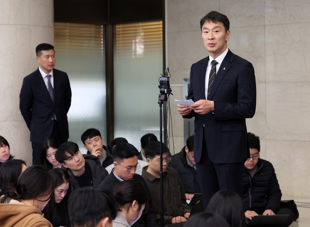 이복현 금융감독원장이 28일 서울 중구 명동 은행회관에서 열린 은행지주 이사회 의장들과의 간담회를 마친 후 백브리핑을 하고 있다. /사진제공=뉴스1 /사진=(서울=뉴스1) 김성진 기자