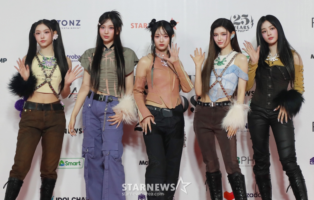걸그룹 뉴진스가 14일 필리핀 아레나에서 열린 '2023 아시아 아티스트 어워즈 인 필리핀'(2023 Asia Artist Awards IN THE PHILIPPINES, 이하 '2023 AAA') 레드카펫 행사에 참석해 포즈를 취하고 있다. '2023 AAA'는 스타뉴스가 주최하고 Asia Artist Awards 조직위원회, TONZ 엔터테인먼트, PULP Live World가 공동 주관한다. 그룹 아이브(IVE) 장원영, 가수 강다니엘, 그룹 제로베이스원 성한빈이 MC를 맡았다. /2023.12.14 /사진=이동훈