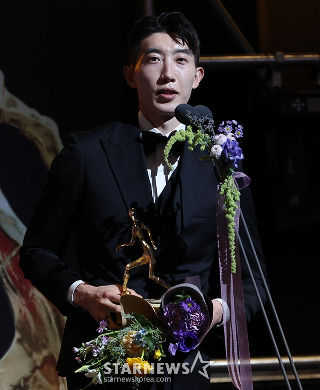 하나은행 K리그 2024 대상 시상식이 29일 서울 서대문구 스위스 그랜드호텔에서 열렸다. 조현우(울산HD)가 K리그1 MVP를 수상한 후 소감을 밝히고 있다. /사진=김진경 대기자