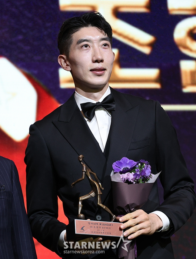 하나은행 K리그 2024 대상 시상식이 29일 서울 서대문구 스위스 그랜드호텔에서 열렸다. 조현우(울산HD)가 K리그1 BEST 11 골키퍼 부분 선수상을 수상한 후 포토타임을 갖고 있다. /사진=김진경 대기자