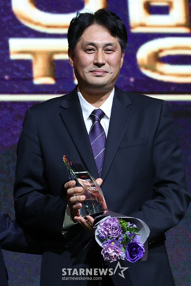 하나은행 K리그 2024 대상 시상식이 29일 서울 서대문구 스위스 그랜드호텔에서 열렸다. 유병훈(FC안양) 감독이 K-리그2 감독상을 수상한 후 포토타임을 갖고 있다. /사진=김진경 대기자