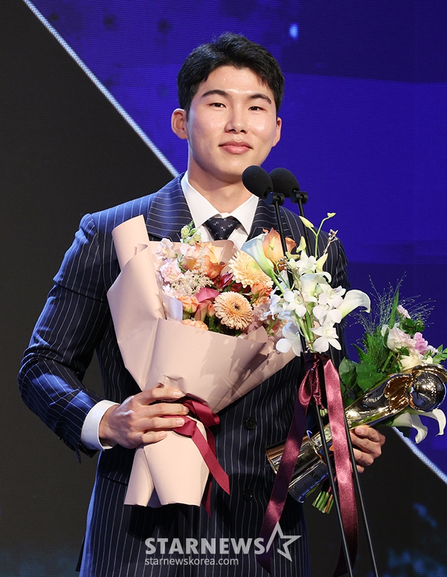 김혜성이 26일 서울 롯데호텔 월드 크리스탈볼룸에서 열린 2024 KBO 시상식에서 2루수 부문 수비상을 수상한 후 소감을 밝히고 있다. /사진=김진경 대기자