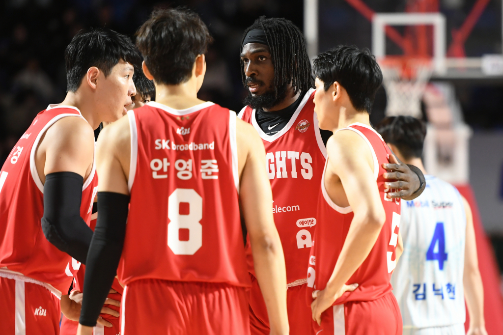 서울 SK 선수들이 경기 중 이야기를 나누고 있다. /사진=KBL 제공