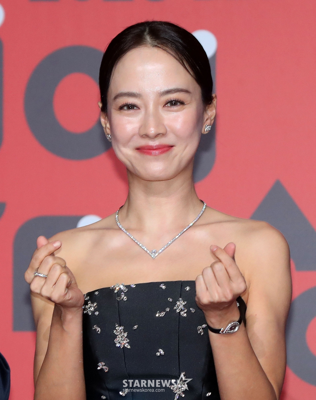 [서울=뉴시스] 김혜진 기자 = 방송인 송지효가 30일 오후 서울 마포구 상암동 프리즘타워에서 열린 2023 SBS 연예대상 시상식에서 포즈를 취하고 있다. 2023.12.30. jini@newsis.com /사진=김혜진