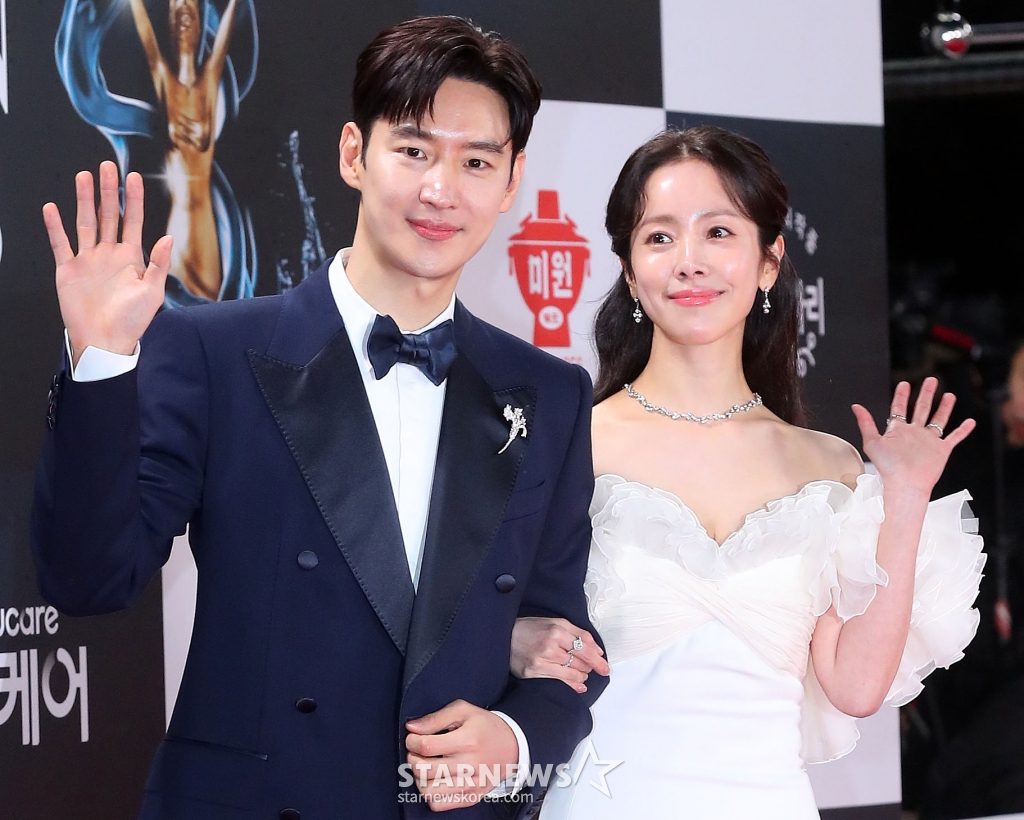 배우 이제훈 한지민이 29일 오후 서울 영등포구 여의도동 KBS 신관홀에서 진행된 '제45회 청룡영화상' 레드카펫 행사에 참석해 포즈를 취하고 있다. 2024.11.29 /사진=김창현 chmt@