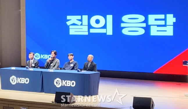 고우석(왼쪽에서 2번째)과 홍창기(왼쪽에서 3번째)가 강연 후 유소년과 학부모들의 질문을 받고 있다. /사진=안호근 기자