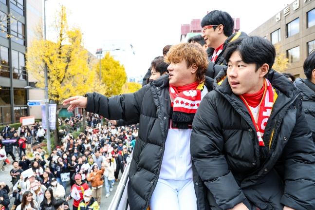 KIA 선수들이 30일 광주광역시 동구 금남로4가에서 열린 2024 한국시리즈 우승 카퍼레이드 행사에서 팬들과 함께 소통하고 있다. /사진=KIA타이거즈 제공