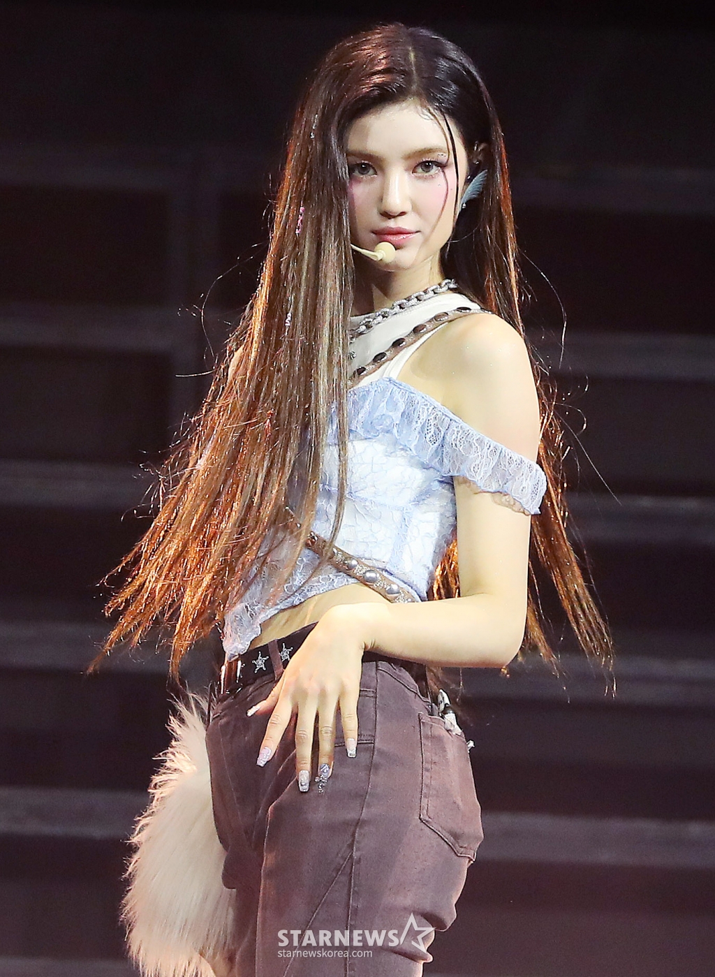 걸그룹 뉴진스(NewJeans) 다니엘이 '2023 아시아 아티스트 어워즈 인 필리핀'(2023 Asia Artist Awards IN THE PHILIPPINES, 이하 '2023 AAA')에서 멋진 무대를 선보이고 있다.  뉴진스는 '2023 AAA'에서 AAA 올해의 가수상, AAA 올해의 노래상, AAA 페뷸러스상, AAA 베스트 초이스상, AAA 아시아셀러브리티상, AAA 핫트렌드상 등 6개의 트로피를 안으며 최다관왕의 영광을 차지했다. 특히 뉴진스는 대상 부문인 올해의 가수상과 올해의 노래상 2관왕의 대기록을 썼다.  /사진=김창현