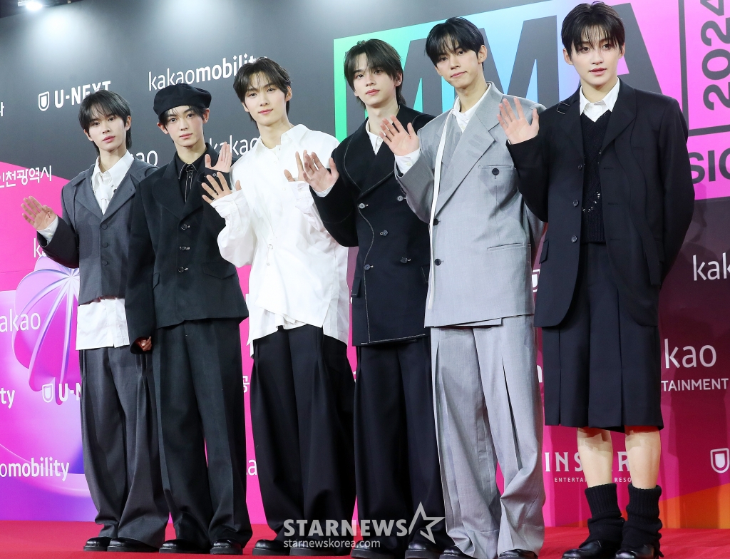 그룹 투어스가 30일 오후 인천 중구 인스파이어 아레나에서 진행된 'MMA 2024'(제16회 멜론 뮤직어워드) 레드카펫 행사에 참석해 포즈를 취하고 있다. 2024.11.30 /사진=김창현 chmt@