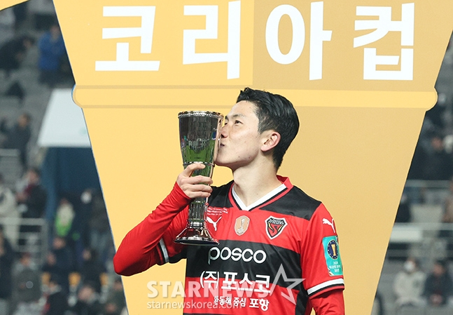 2024 하나은행 코리아컵 결승전 포항스틸러스-울산HD전이 30일 서울월드컵경기장에서 열렸다. 포항 스틸러스 김인성이 시상식에서 MVP 수상한 후 포즈를 취하고 있다. /사진=김진경 대기자.
