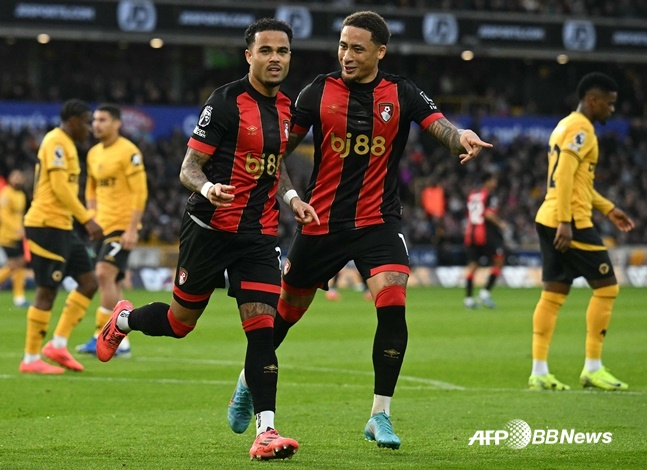 EPL 역대 첫 '페널티킥 해트트릭'을 작성한 저스틴 클루이베르트(왼쪽). /AFPBBNews=뉴스1