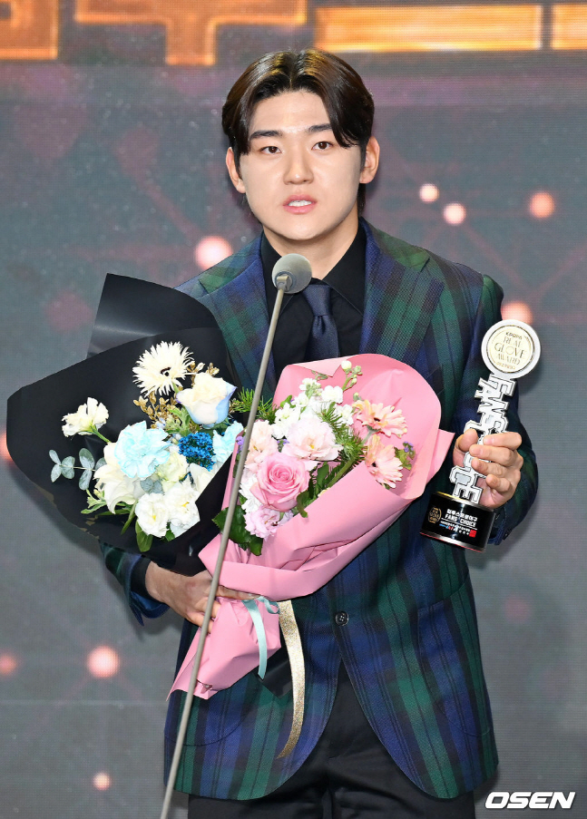 KIA 김도영이 1일 리얼글러브 어워드에서 팬들이 선택한 Fans choice를 수상한 뒤 소감을 밝히고 있다.