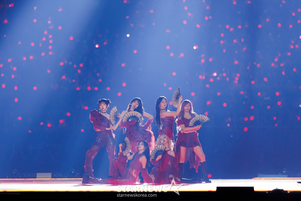 걸그룹 아이브가 22일 오후 일본 오사카 교세라 돔에서 진행된 '2024 마마어워즈 재팬'(2024 MAMA AWARDS JAPAN)에서 멋진 무대를 펼치고 있다. /사진제공=CJENM 2024.11.22 /사진=이동훈 photoguy@