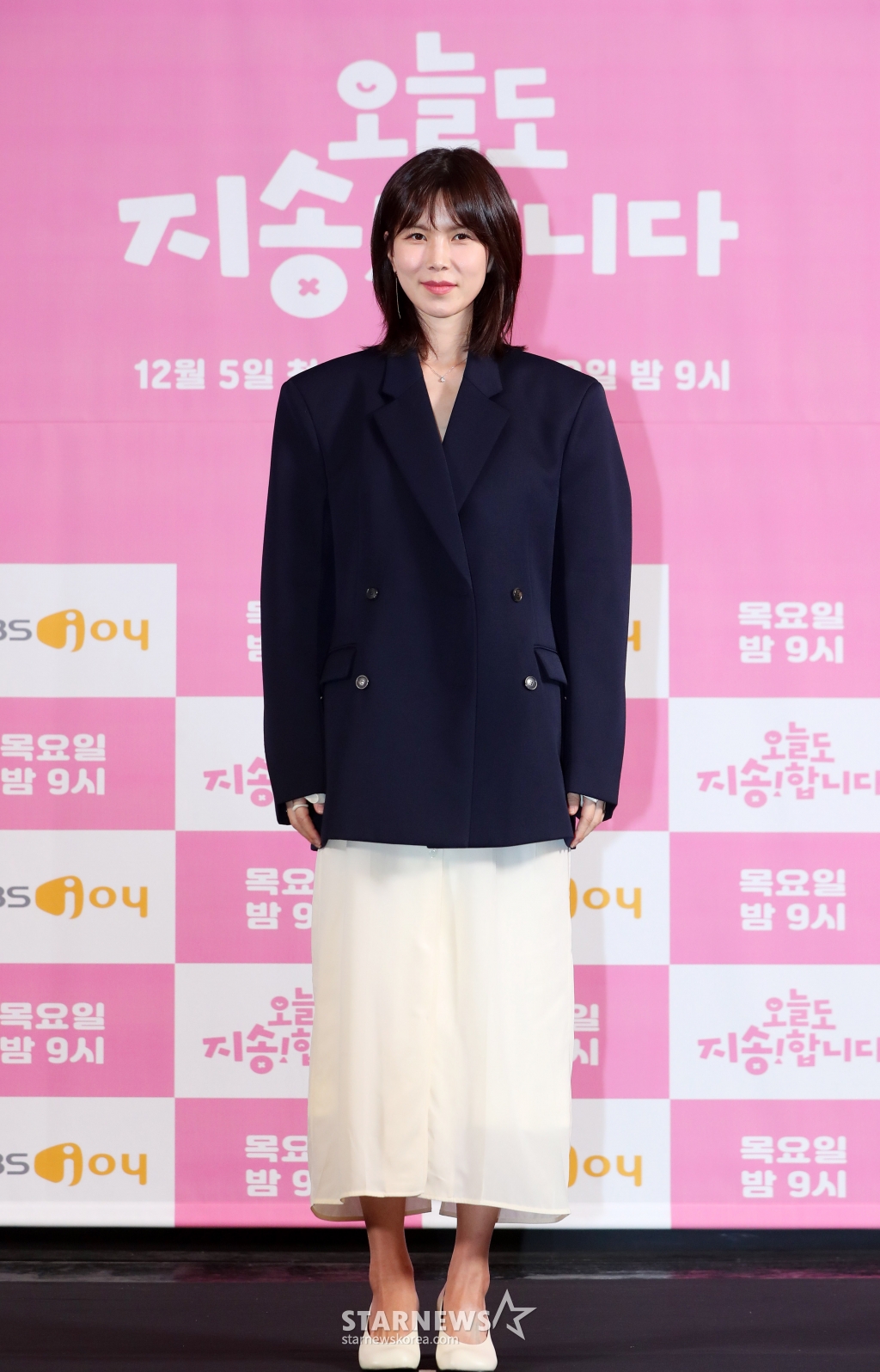 [서울=뉴시스] 김혜진 기자 = 배우 공민정이 2일 오후 서울 마포구 스탠포드호텔에서 열린 KBS Joy 새 드라마 '오늘도 지송합니다' 제작발표회에서 포즈를 취하고 있다.  '오늘도 지송합니다'는 하루아침에 파혼당하고 살벌한 신혼집 대출 이자를 갚기 위해서 N잡, N캐 인생에 시달리는 (돌)싱글녀 지송이의 파란만장한 신도시 생존기를 그린 작품이다. 오는 5일 오후 9시 첫 방송. 2024.12.02. jini@newsis.com /사진=김혜진