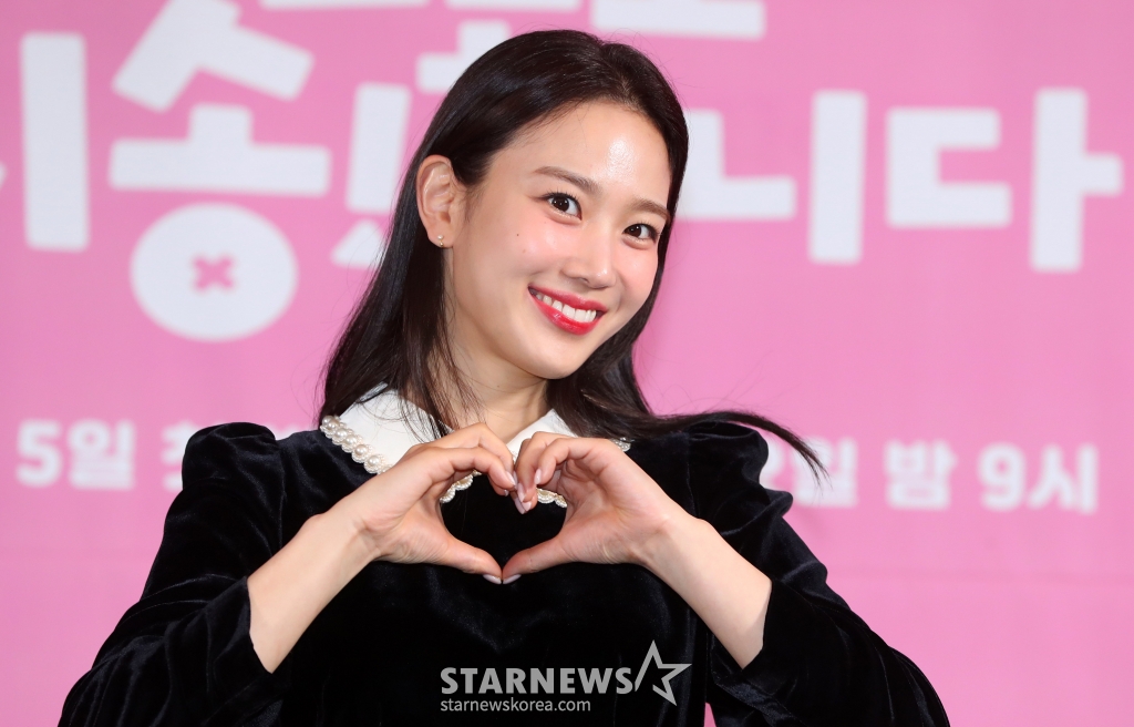 [서울=뉴시스] 김혜진 기자 = 배우 장희령이 2일 오후 서울 마포구 스탠포드호텔에서 열린 KBS Joy 새 드라마 '오늘도 지송합니다' 제작발표회에서 포즈를 취하고 있다.  '오늘도 지송합니다'는 하루아침에 파혼당하고 살벌한 신혼집 대출 이자를 갚기 위해서 N잡, N캐 인생에 시달리는 (돌)싱글녀 지송이의 파란만장한 신도시 생존기를 그린 작품이다. 오는 5일 오후 9시 첫 방송. 2024.12.02. jini@newsis.com /사진=김혜진