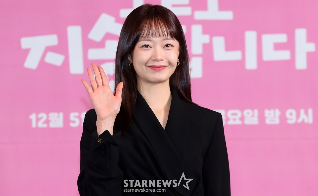 [서울=뉴시스] 김혜진 기자 = 배우 전소민이 2일 오후 서울 마포구 스탠포드호텔에서 열린 KBS Joy 새 드라마 '오늘도 지송합니다' 제작발표회에서 포즈를 취하고 있다.  '오늘도 지송합니다'는 하루아침에 파혼당하고 살벌한 신혼집 대출 이자를 갚기 위해서 N잡, N캐 인생에 시달리는 (돌)싱글녀 지송이의 파란만장한 신도시 생존기를 그린 작품이다. 오는 5일 오후 9시 첫 방송. 2024.12.02. jini@newsis.com /사진=김혜진