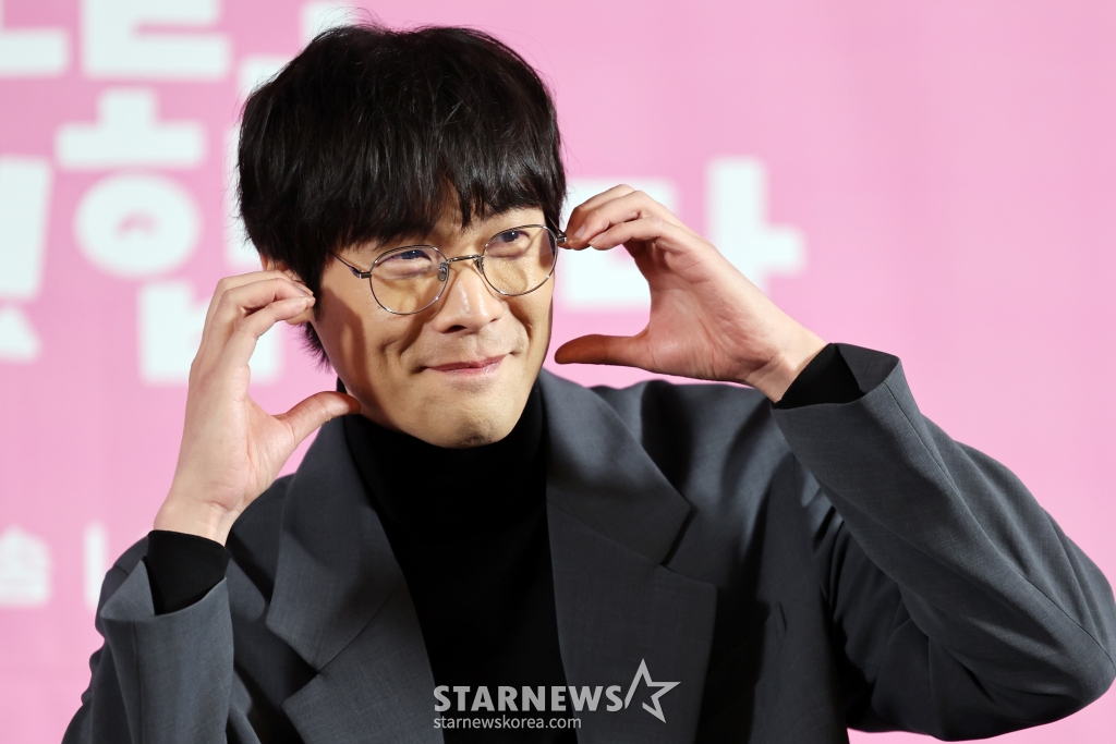 (서울=뉴스1) 황기선 기자 = 배우 최다니엘이 2일 오후 서울 마포구 상암 스탠포드호텔에서 열린 KBS Joy 새 드라마 '오늘도 지송!합니다' 제작발표회에서 포즈를 취하고 있다. 2024.12.2/뉴스1 Copyright (C) 뉴스1. All rights reserved. 무단 전재 및 재배포, AI학습 이용 금지. /사진=(서울=뉴스1) 황기선 기자