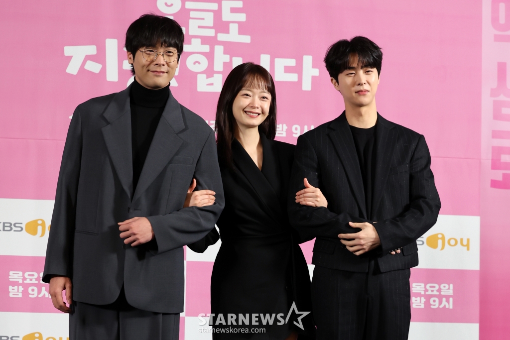 (서울=뉴스1) 황기선 기자 = 배우 최다니엘(왼쪽부터), 전소민, 김무준이 2일 오후 서울 마포구 상암 스탠포드호텔에서 열린 KBS Joy 새 드라마 '오늘도 지송!합니다' 제작발표회에서 포즈를 취하고 있다. 2024.12.2/뉴스1 Copyright (C) 뉴스1. All rights reserved. 무단 전재 및 재배포, AI학습 이용 금지. /사진=(서울=뉴스1) 황기선 기자