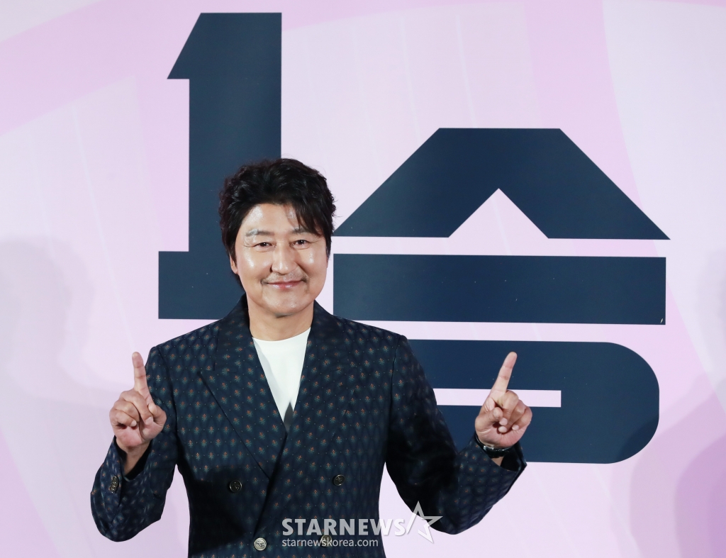 배우 송강호가 28일 오전 서울 CGV용산아이파크몰에서 진행된 영화 '1승'(감독 신연식) 제작발표회에 참석해 포즈를 취하고 있다. 이겨본 적 없는 감독과 이길 생각 없는 구단주, 이기는 법 모르는 선수들까지 승리의 가능성이 하나도 없는 프로 여자배구단이 1승을 위해 도전에 나서는 영화 '1승'은 오는 12월 개봉예정이다. /2024.10.28 /사진=이동훈 photoguy@