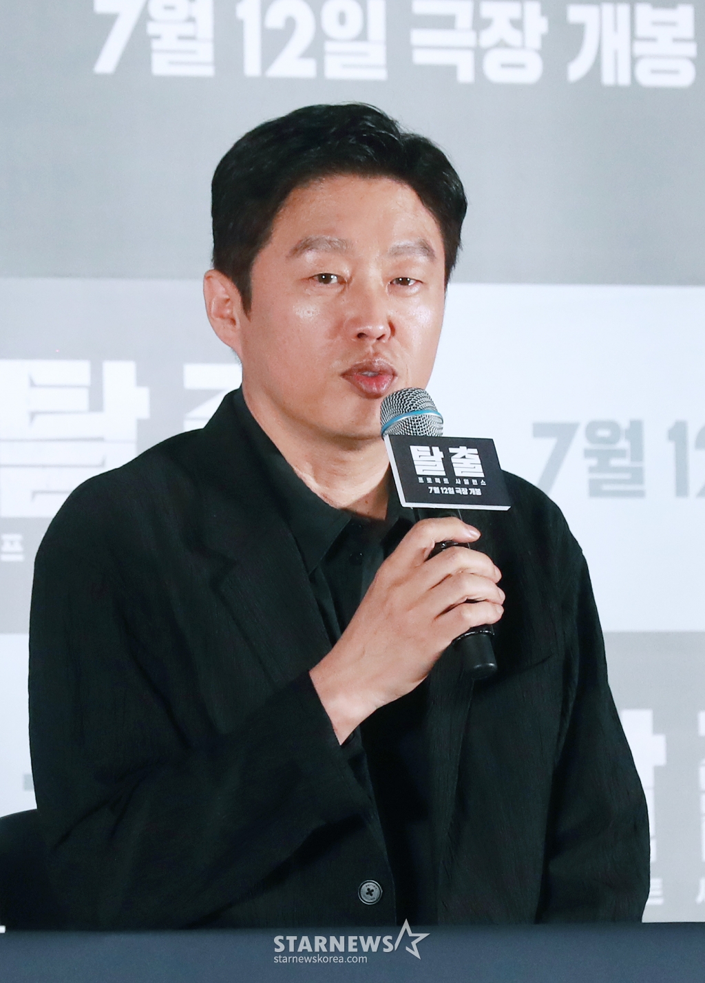 배우 김희원이 8일 오후 서울 CGV아이파크몰에서 진행된 영화 '탈출: 프로젝트 사일런스'(감독 김태곤) 언론시사회 및 기자간담회에 참석해 질문에 답하고 있다. 故 이선균 배우의 유작 중 한편인 '탈출: 프로젝트 사일런스'는 짙은 안개 속 연쇄 추돌 사고가 일어나고, 붕괴 위기의 공항대교에 풀려난 통제불능의 군사용 실험견들로부터 살아남기 위해 극한의 사투를 벌이는 사람들의 이야기다. /2024.07.08 /사진=이동훈