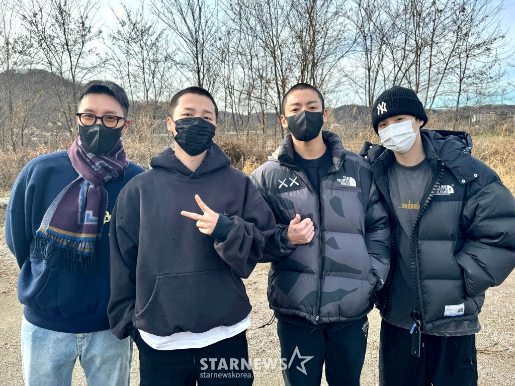 (서울=뉴스1) = 그룹 방탄소년단 멤버 지민과 정국이 동반 입대하던 날 풍경을 담은 사진이 공개됐다. 12일 방탄소년단 진과 정국이 배웅 나온 슈가와 제이홉과 함께 사진 촬영을 하고 있다. (방탄소년단 공식 SNS)2023.12.12/뉴스1 Copyright (C) 뉴스1. All rights reserved. 무단 전재 및 재배포, AI학습 이용 금지. /사진=(서울=뉴스1)
