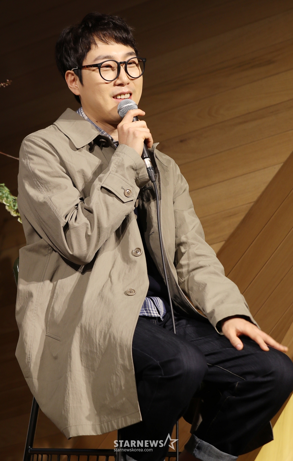가수 장범준이 26일 오전 서울 용산구 스트라디움에서 진행된 빈폴X월간윤종신 뮤직 프로젝트 '이제서른' 제작발표회에 참석해 질의응답을 하고 있다.