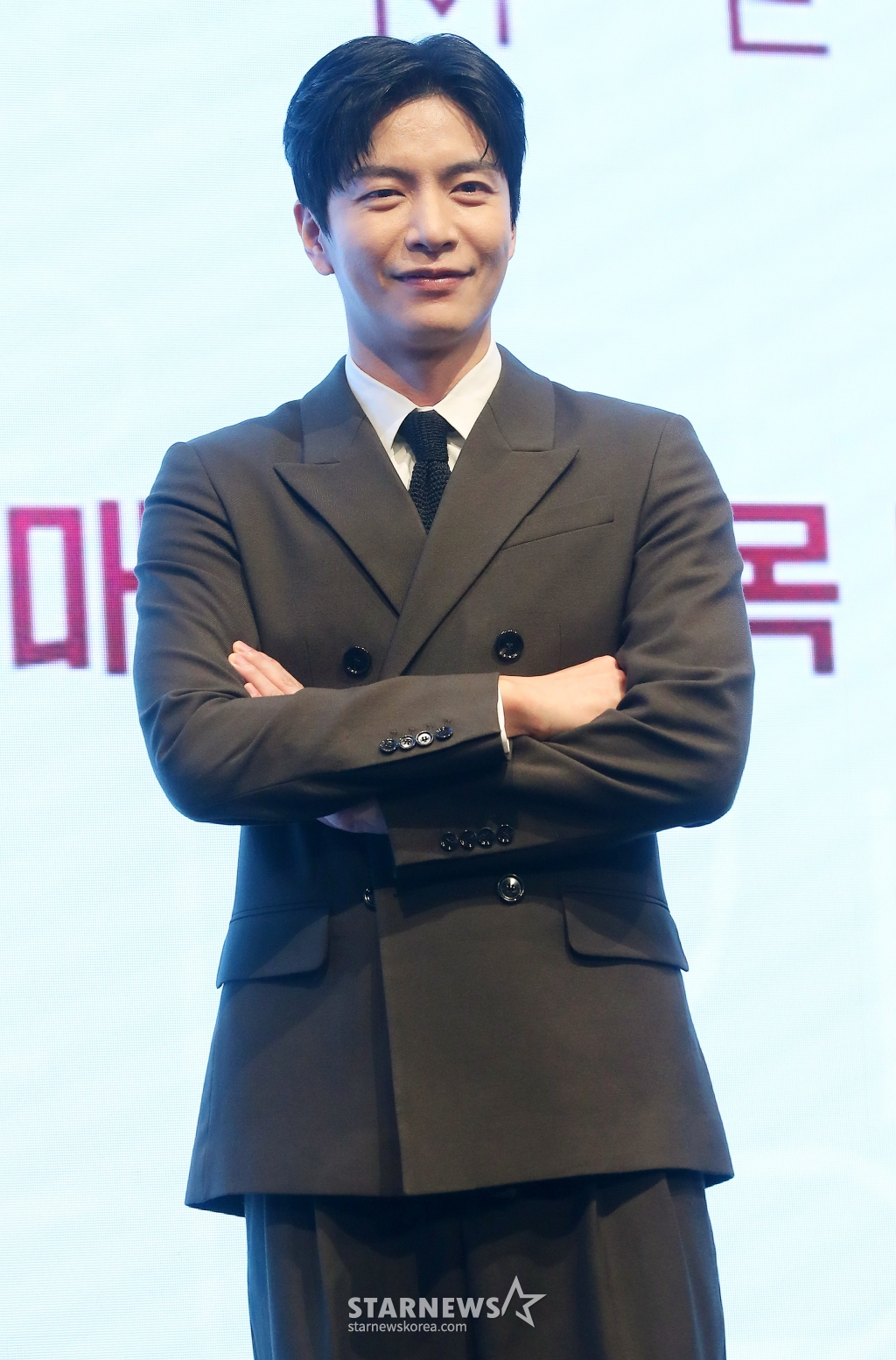 배우 이민기가 6일 오후 서울 구로구 더 세인트 웨딩에서 진행된 KBS 2TV 수목드라마 '페이스미' 제작발표회에 참석해 포즈를 취하고 있다. '페이스미'는 냉정한 성형외과 의사와 열정적인 강력계 MZ 형사가 범죄 피해자 재건 성형을 통해 사건의 진실을 쫓는 공조 추적 메디컬 드라마다. 2024.11.06 /사진=김창현 chmt@