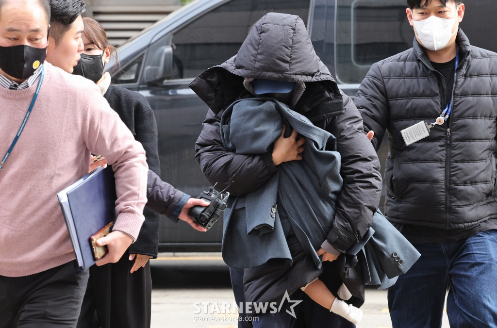(인천=뉴스1) 장수영 기자 = 배우 故이선균에게 협박해 수천만 원을 받은 20대 여성 A씨가 28일 오후 인천 미추홀구 인천지방법원에서 열린 구속 전 피의자 심문(영장실질심사)에 출석하고 있다. 2023.12.28/뉴스1 Copyright (C) 뉴스1. All rights reserved. 무단 전재 및 재배포, AI학습 이용 금지. /사진=(인천=뉴스1) 장수영 기자