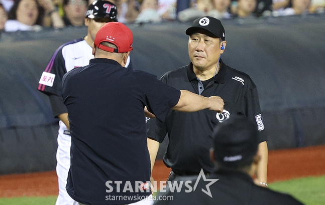 '2024 신한 SOL 뱅크 KBO리그' LG-KIA전이 16일 서울 잠실야구장에서 열렸다. 이범호 KIA 감독이 8회말 LG 오지환의 체크 스윙 판정에 문동균 3루심에 항의하고 있다. /사진=김진경 대기자