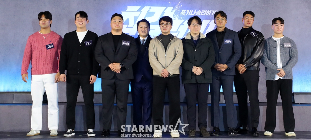 [서울=뉴시스] 김혜진 기자 = OK 읏맨 럭비단 이용운(왼쪽부터), 현대글로비스 정연식, 한국전력공사 나관영, 정용검 캐스터, 장시원PD, 최태규PD, 포스코이앤씨 오지명, 고려대학교 김원주, 연세대학교 서우현이 5일 오전 서울 용산구 CGV 용산아이파크몰에서 열린 넷플릭스 '최강럭비: 죽거나 승리하거나' 제작발표회에서 포즈를 취하고 있다.  '최강럭비: 죽거나 승리하거나'는 승리의 영광을 위해 온 몸을 던지며 필사의 전진을 이어가는 럭비 선수들의 진짜 승부를 보여주는 스포츠 서바이벌 예능이다. 10일 공개. 2024.12.05. jini@newsis.com /사진=김혜진