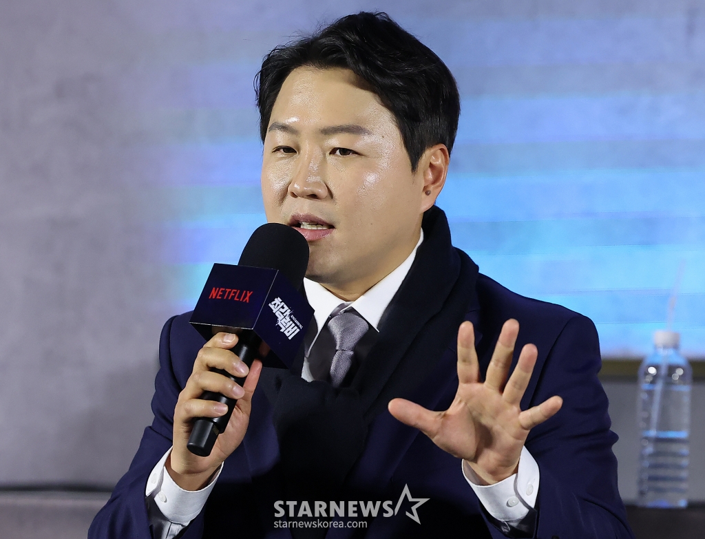 (서울=뉴스1) 김진환 기자 = 정용검 아나운서가 5일 오전 서울 용산구 CGV용산아이파크몰에서 열린 넷플릭스(Netflix)의 새 예능 ‘최강럭비: 죽거나 승리하거나’ 제작발표회에 참석해 진행자의 질문에 답변하고 있다. ‘최강럭비: 죽거나 승리하거나’?는 승리의 영광을 위해 온 몸을 던지며 필사의 전진을 이어가는 럭비 선수들의 진짜 승부를 보여주는 스포츠 서바이벌 예능?이다. 2024.12.5/뉴스1 Copyright (C) 뉴스1. All rights reserved. 무단 전재 및 재배포, AI학습 이용 금지. /사진=(서울=뉴스1) 김진환 기자