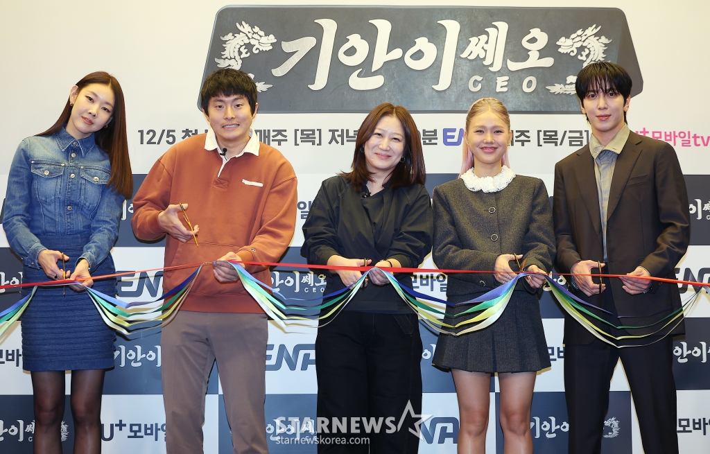 (서울=뉴스1) 김진환 기자 = 모델 한혜진(왼쪽부터), 만화가 겸 방송인 기안84, 황지영 PD, 오마이걸 미미, 씨앤블루 정용화가 5일 오후 서울 마포구 상암 스탠포드호텔에서 열린 ENA·LG유플러스·STUDIO X+U가 공동제작한 '기안이쎄오' 제작발표회에 참석해 포즈를 취하고 있다. '기안이쎄오'는 동병상련 CEO들을 위한 해결사가 된 기안84의 CEO 구출일지를 그리는 오피스 예능 프로그램이다. 2024.12.5/뉴스1 Copyright (C) 뉴스1. All rights reserved. 무단 전재 및 재배포, AI학습 이용 금지. /사진=(서울=뉴스1) 김진환 기자
