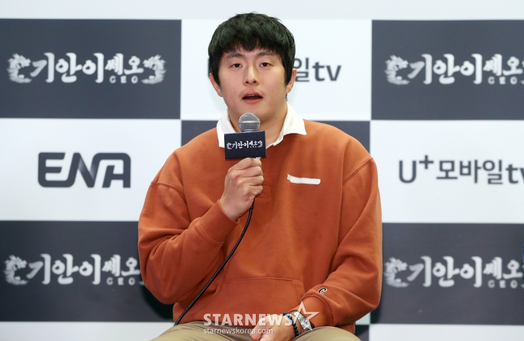 [서울=뉴시스] 김혜진 기자 = 방송인 기안84가 5일 오후 서울 마포구 스탠포드호텔에서 열린 ENA X LG유플러스 '기안이쎄오' 제작발표회에서 인사말을 하고 있다.  '기안이쎄오'는 동병상련 CEO들을 위한 해결사가 된 기안84의 CEO 구출일지를 그리는 오피스 예능 프로그램. 5일(오늘) 오후 8시 50분 첫 방송된다. 2024.12.05. jini@newsis.com /사진=김혜진
