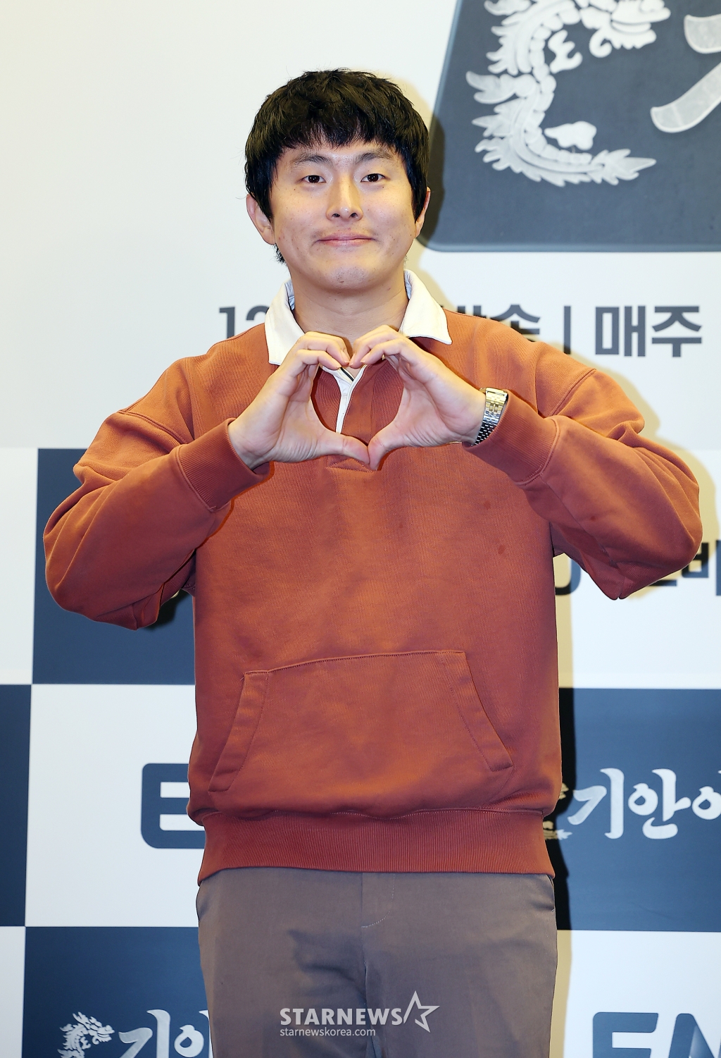 (서울=뉴스1) 김진환 기자 = 만화가 겸 방송인 기안84가 5일 오후 서울 마포구 상암 스탠포드호텔에서 열린 ENA·LG유플러스·STUDIO X+U가 공동제작한 '기안이쎄오' 제작발표회에 참석해 포즈를 취하고 있다. '기안이쎄오'는 동병상련 CEO들을 위한 해결사가 된 기안84의 CEO 구출일지를 그리는 오피스 예능 프로그램이다. 2024.12.5/뉴스1 Copyright (C) 뉴스1. All rights reserved. 무단 전재 및 재배포, AI학습 이용 금지. /사진=(서울=뉴스1) 김진환 기자