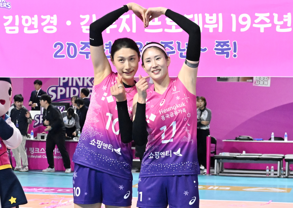 김연경(왼쪽)과 김수지가 프로데뷔 19주년 기념 사진을 찍고 있다. /사진=한국배구연맹(KOVO) 제공